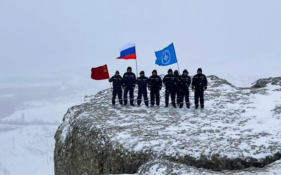 На горной вершине над Алуштой водрузили флаги РФ и Крыма